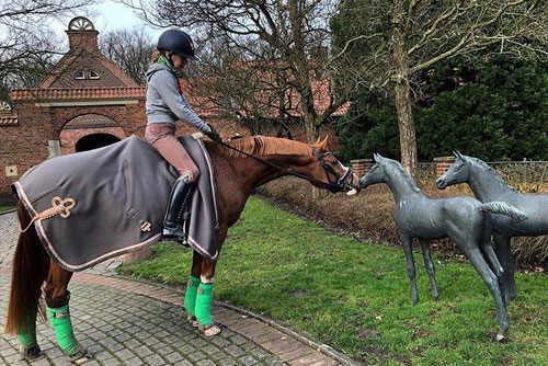 Nicole und Mia mit Ihrem Pony Filly